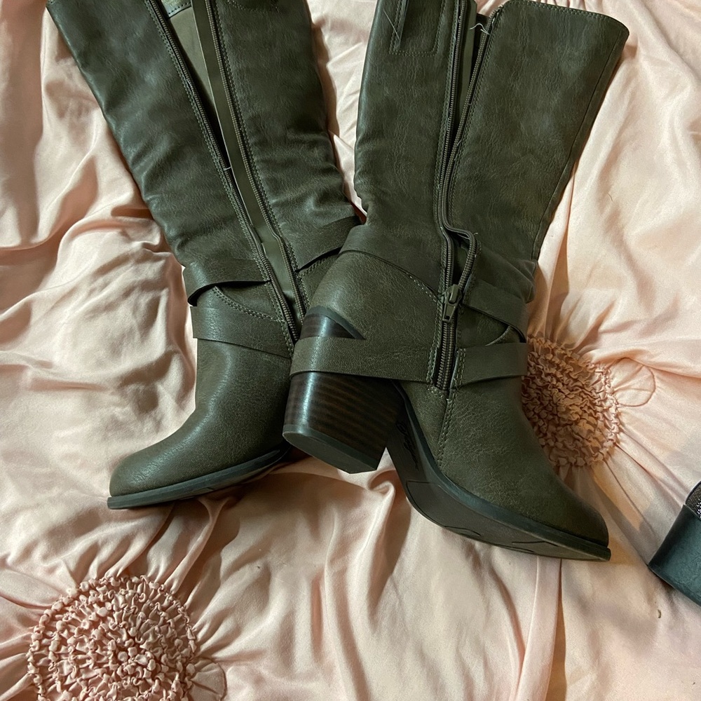 Fergie Green Heeled Boots with Slouchy Design